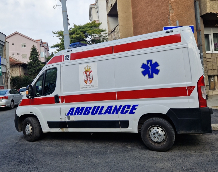Ženu POKOSIO automobil u Batajnici, sa povredama grudnog koša prevezena u Urgentni centar